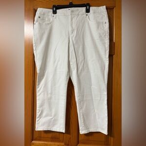 Bandolino Super Stretch White Capri Jeans